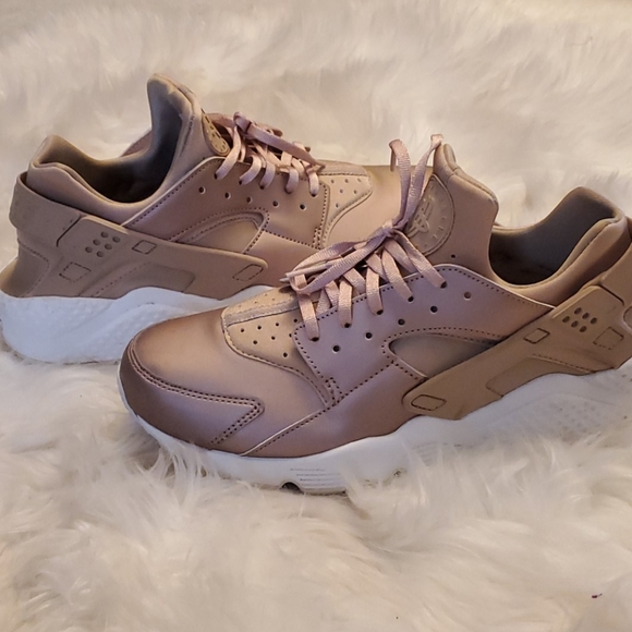 Nike Shoes - Rose Gold Huaraches!!!